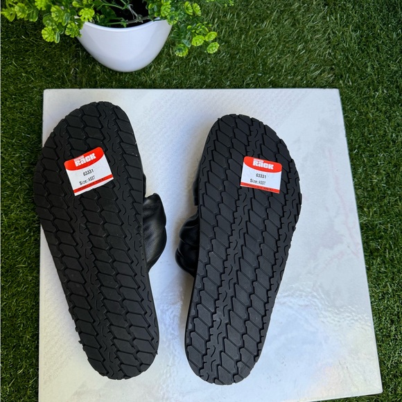 DEAR FRANCES Tye Slide, Black
Soft leather knot slide SIZE 5
US$450 new - Picture 7 of 12